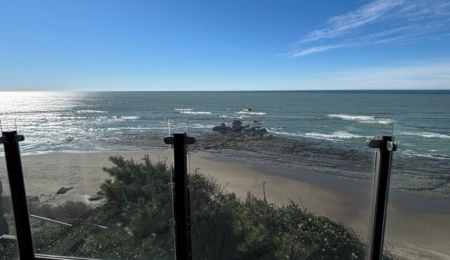 COAST LINE-Ocean Views for miles & miles. 4-bedroom 4-bath house in Lincoln City