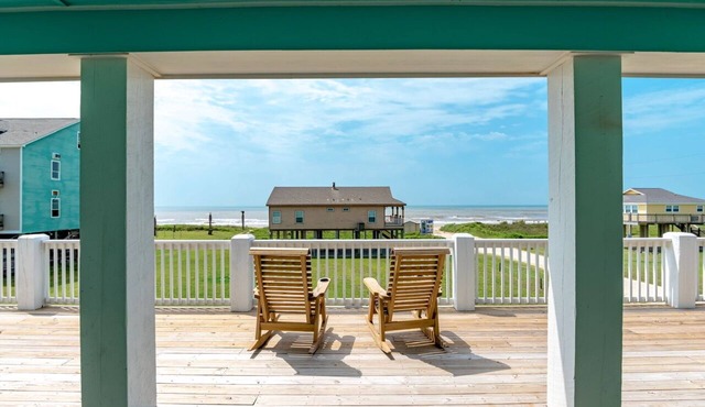 COAST ON INN - 2nd row, 4bedroom, sleeps 16, seconds from beach!