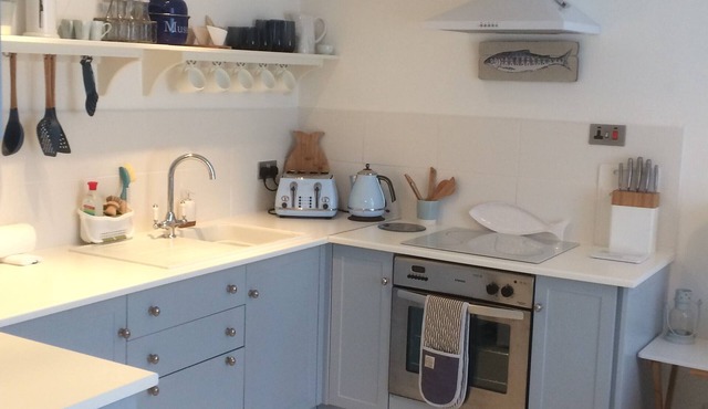 Coastal 1 bedroom cottage with sea views- The Shore