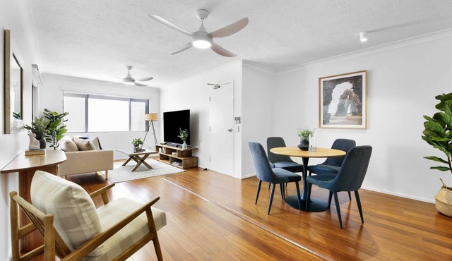 Coastal 2-Bed with Balcony, 200m from Beach