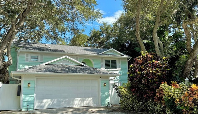 Coastal 3-bedroom cottage 4 blocks from the Beach w/Mini Golf in Vero Beach