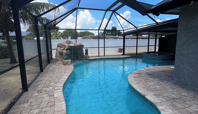 Coastal 3 Bedroom, heated pool, walk to the beach and restaurants