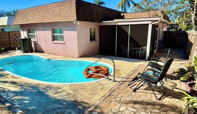 Coastal 3-Bedroon Retreat with Heated Pool - 4 mins to Indian Rocks Beach