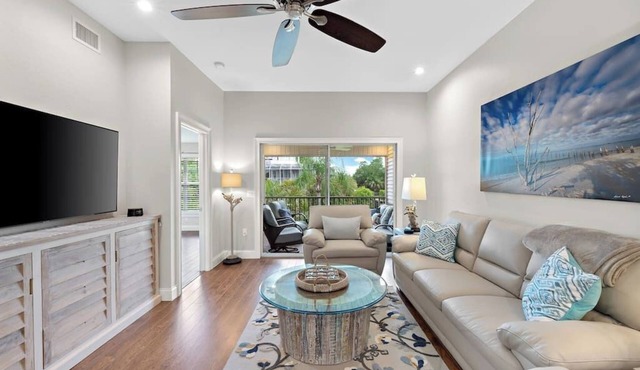 Coastal 3BR Villa, 1 Mile To Bonita Beach! Sleeps 6