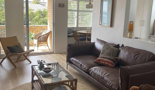 Coastal and sunny - stroll to beach and vibrant Freshwater village