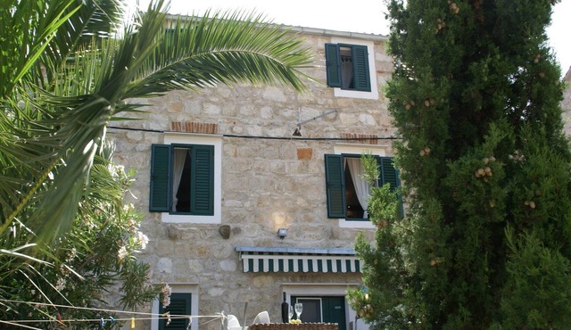 Coastal apartment in Vis near sea