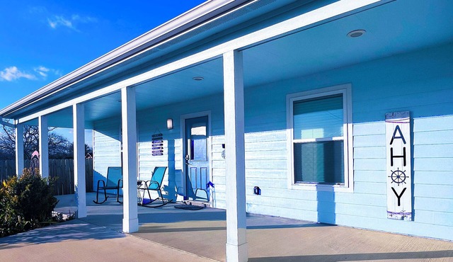 Coastal Artist Retreat - Family and Pet Friendly, Fenced Backyard-2/2