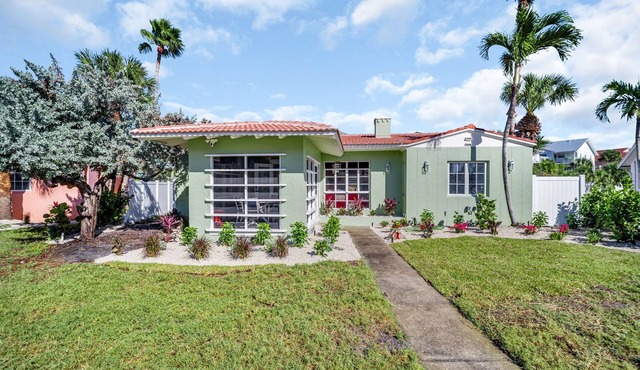 Coastal Bungalow Steps from Redington Beach, Walk to Dining & Sunsets