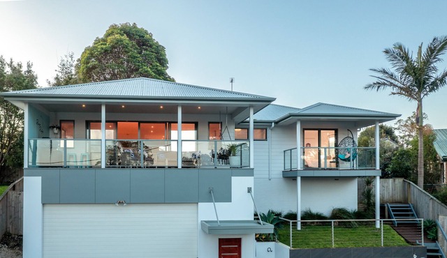 Coastal beach home - steps to water, massage chair, firepit, 7min to beach