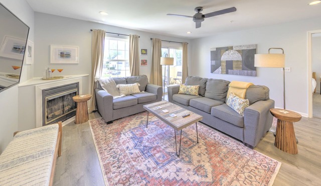 Coastal Beach Retreat: 3BR 🏊 Pool 🏖️ Near Beach 🛍️Shopping Washer/Dryer WiFi