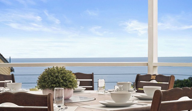 “Coastal Bliss” – 450m Stroll from the Beachfront