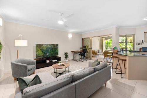 Coastal Bliss - Cairns 9 Pools BBQ & Gym