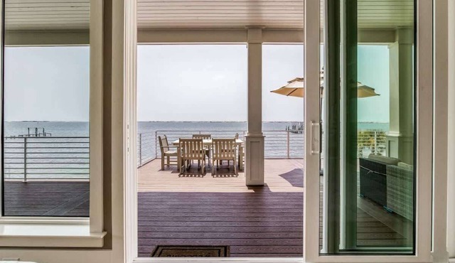 Coastal Bliss: Private Beach & Stunning Views