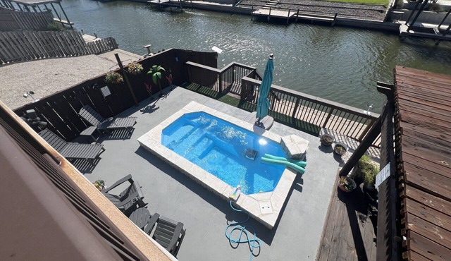 Coastal Bliss, Sleeps 11, Pet friendly, HEATED pool, GREEN light fishing!