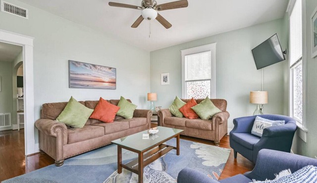 Coastal Blue Cottage is Steps to Beach and Seawall