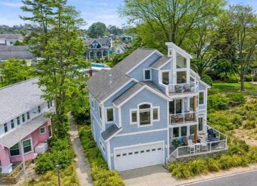 Coastal Blue Steps to North Beach Family & Dog Friendly Home
