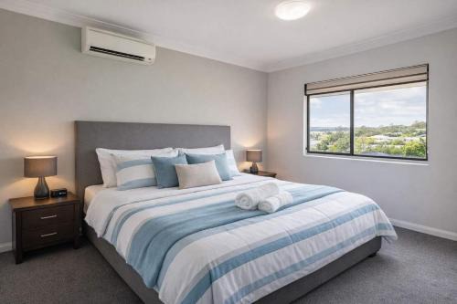 Coastal Breeze Apartment - Steps Away from City Stadium & Ferry Townsville