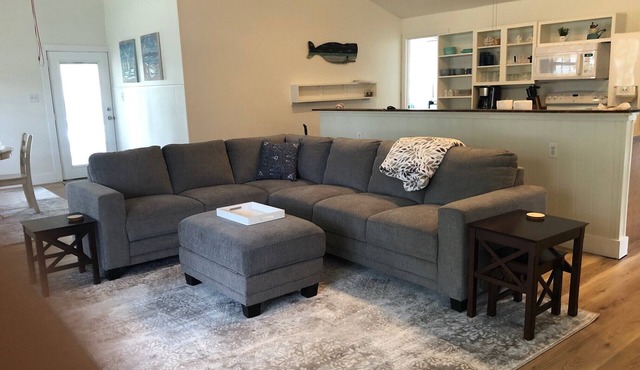Coastal Breeze Cottage- walk to beach, restaurants, harbor, downtown!