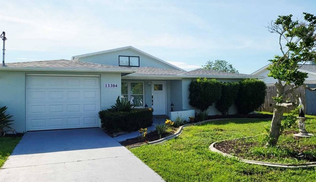 Coastal Breeze Retreat - On a scenic canal with dock & direct Gulf access