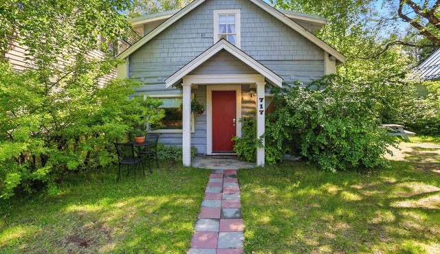 Coastal Cabin - Downtown Historical Log Home