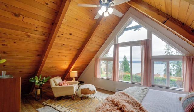 Coastal Cabin w/Puget Sound & Rainier Views!