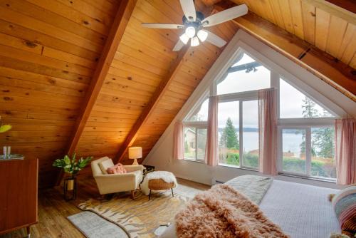 Coastal Cabin w/Puget Sound & Rainier Views!