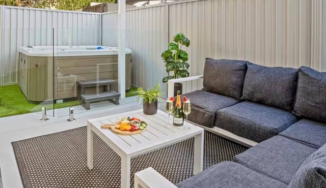 Coastal Central 3BR - Spa, Surfers Paradise, AC