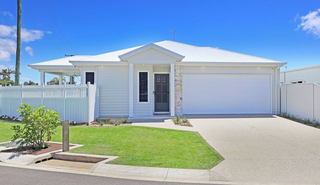 Coastal & Centrally located 3-bedroom House, Pet-friendly in delightful Bargara!