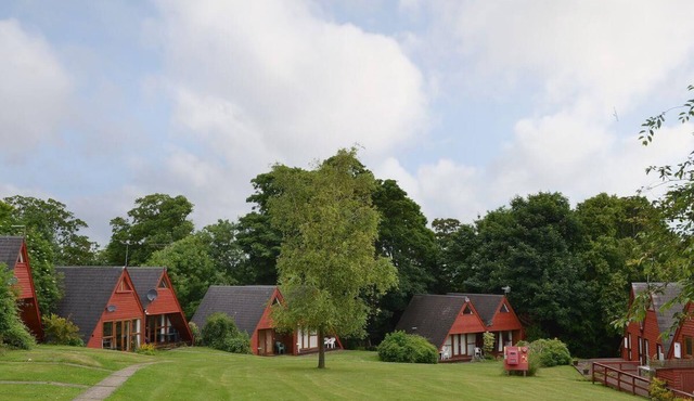 Coastal Chalet - Sleeps 6 - Pool - Parking