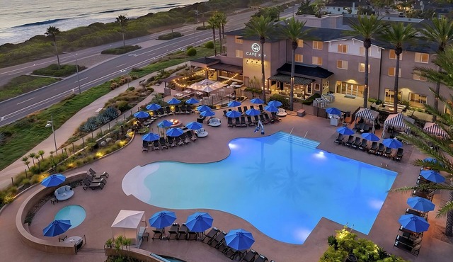Coastal Charm: Pets Allowed, Parking, Outdoor Pool, Close to South State Beach!