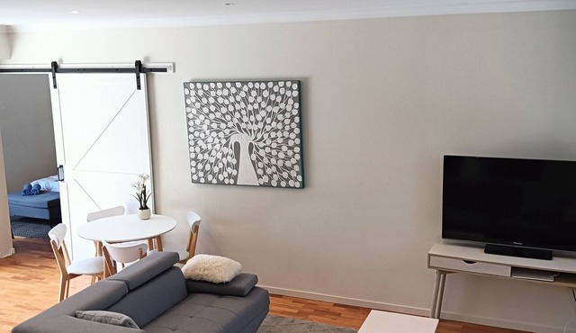 Coastal charm, spacious townhouse Ideal for families or groups of up to 8