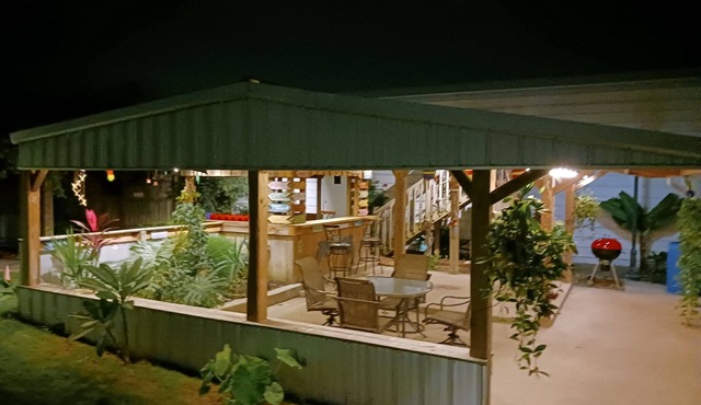 Coastal Charm, tropical oasis. Fishing right across the street. Pet-friendly