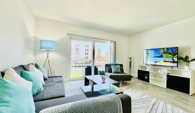 Coastal Charm: Waterfront, Free Parking, walk to the beach