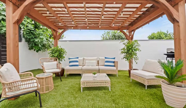 Coastal Chic 2BR/1b/Long Beach