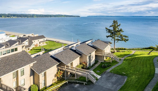 Coastal Chic Beach Condo by AvantStay | Balcony