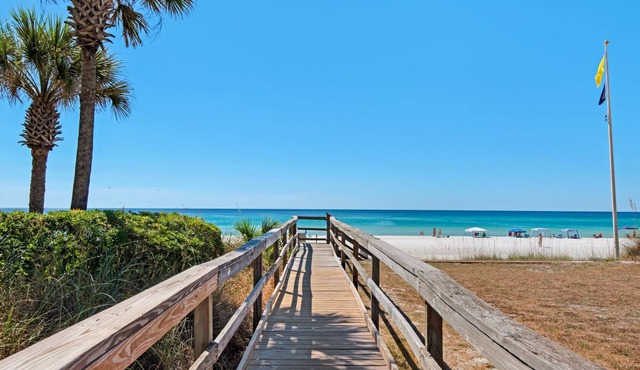 Coastal Chic Home for 9 + Pool & Free Attraction Tickets!