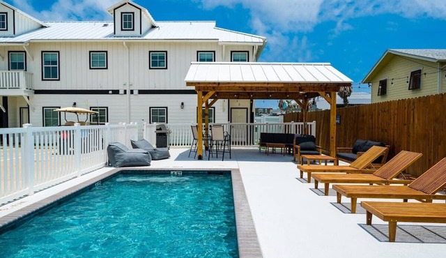 Coastal Chic Villa #3 - Comfortable King Beds