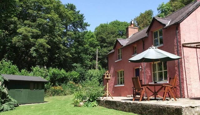 COASTAL 'chocolate box' hideaway in National Trust woodland - Visit Wales rated.