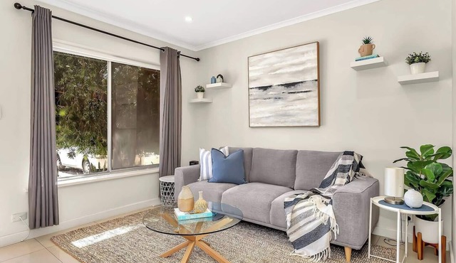 Coastal Comfort with a Pool opposite Henley Beach