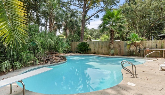 Coastal Comfort~3 BR Home w/Pool~Sleeps 9~Near Pensacola Beach