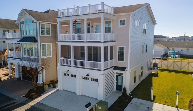 Coastal Comfort: 4BR 3BH House Pool & Rooftop Deck