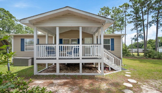 Coastal Comfort at Mainsail Shenanigans – Minutes from Beach & Downtown