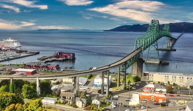 Coastal Comfort in Astoria – 4BR Near River, Fishing & History