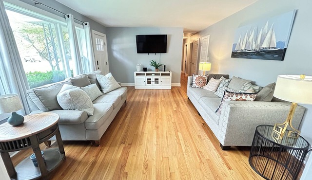 Coastal Comfort in Charleston - Family + Pet Friendly - Central Location