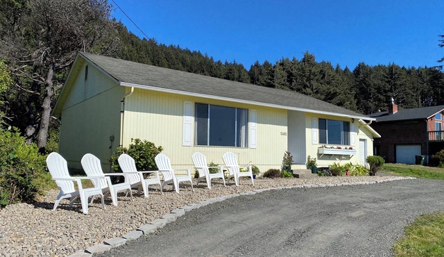 Coastal Comfort! Newly remodeled, spacious pet friendly home near hiking trails