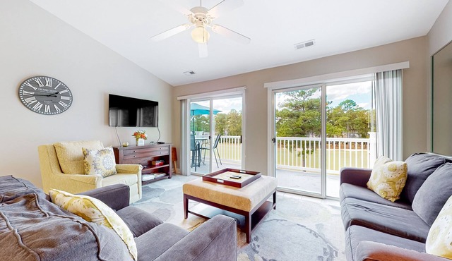 Coastal condo with golf course views, on-site pools, gym, & balcony