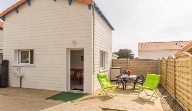 Coastal Cottage, 200m from the Sea - Terrace, Parking, Wifi, and Pet-Friendly