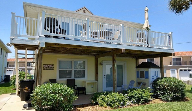 Coastal Cottage with community pool, free parking and boardwalk to beach- SCV 12
