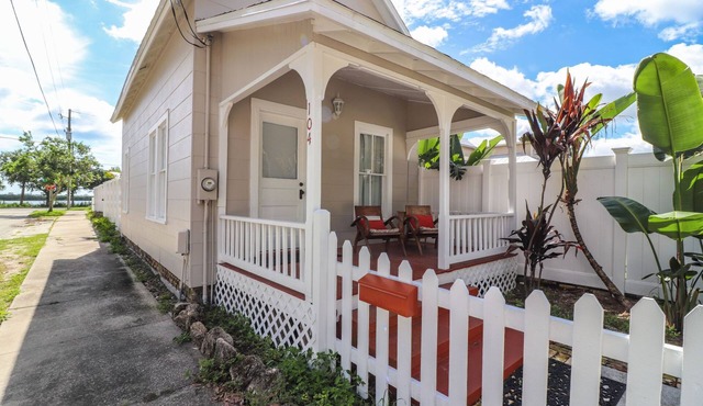 Coastal Cottage on the river, in the heart of NSB!