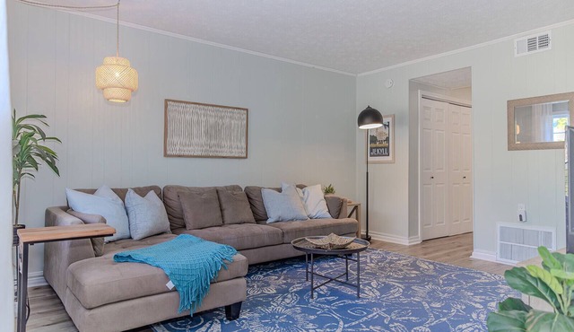 Coastal Cottage 1/2 mile from Covington Square